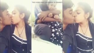 लवर्स ने की प्यारभरी किसिंग, बनाया सेल्फी वीडियो