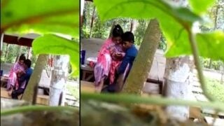 पार्क में बैठे-बैठे भाई ने डाला दीदी के पायजामा में में हाथ (हिडन कैमरा पॉर्न)